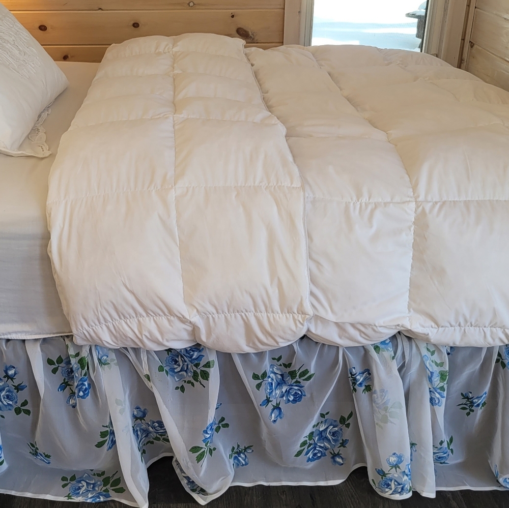 VINTAGE BEDSKIRT Blue Roses Motif By Texmade...Queen or Full Sz